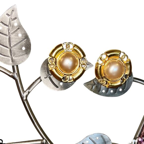 CHANEL Vintage CC Round Button Faux Pearl Clip-On Earring - Picture 3 of 10